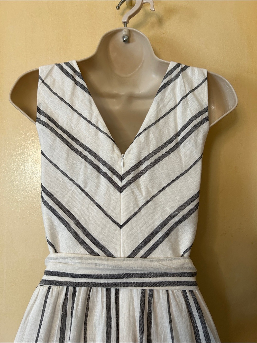 Dkny Sleeveless V-Neck Striped Maxi Dress in White and Black size 4 - Picture 9 of 14